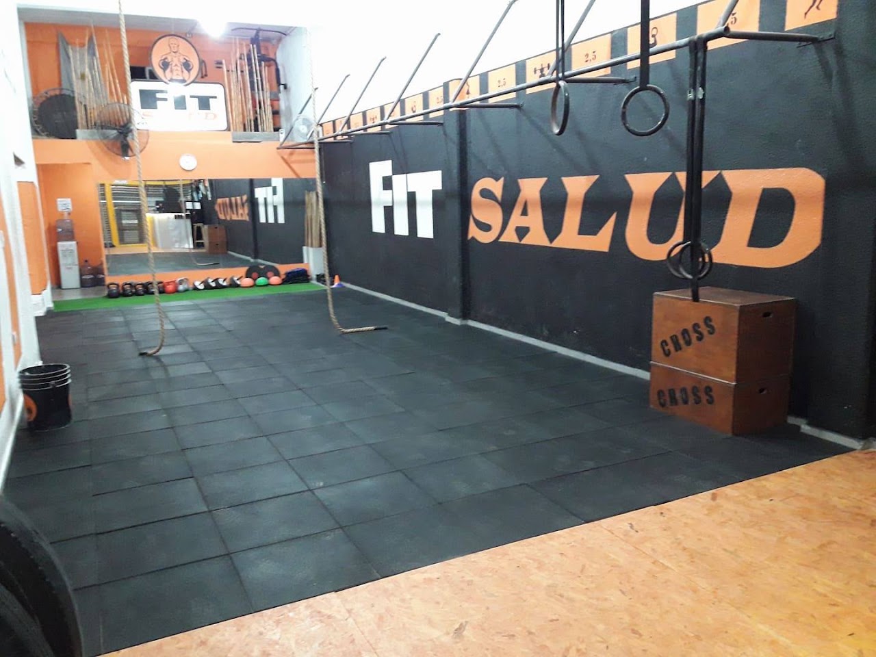 Interior del box de entrenamiento FIT SALUD con anillas, sogas y cajones de salto