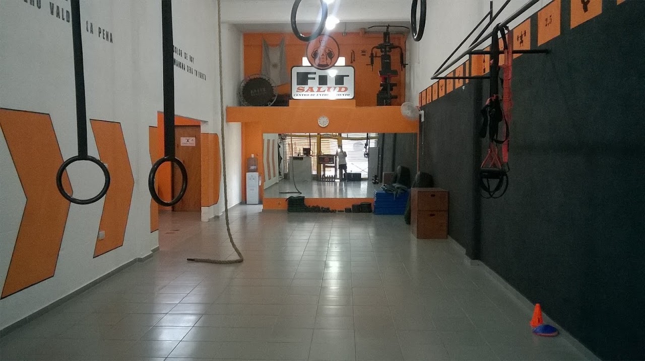 Entrada y sector de anillas de FIT SALUD Box De Entrenamiento